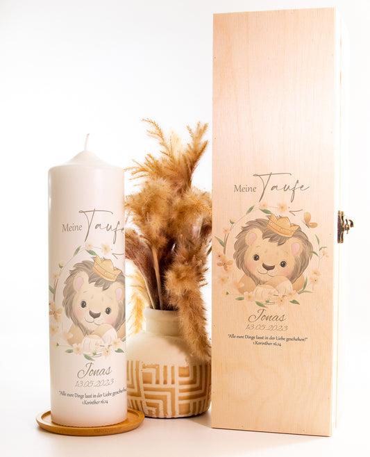 Taufkerze "Löwe mit Krone" - mit Namen, Geburtsdatum und Spruch personalisiert