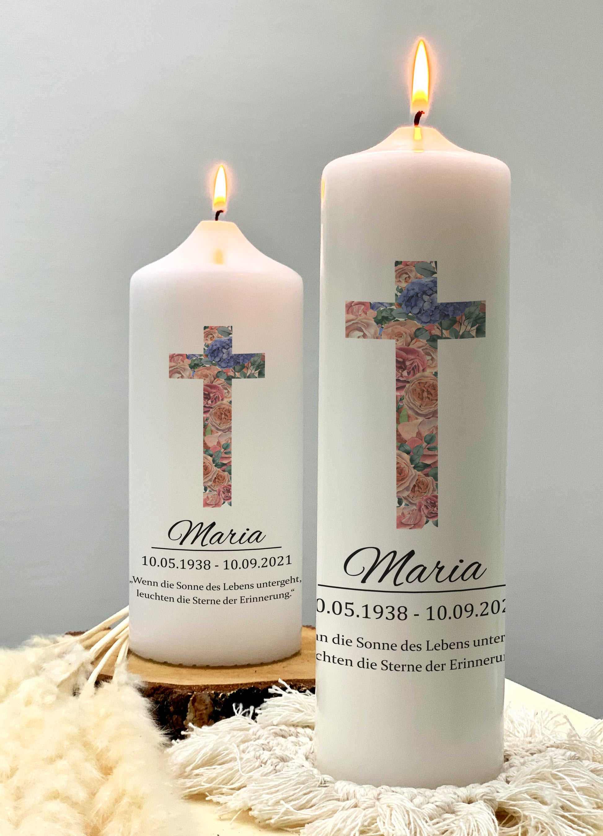 Trauerkerze "Blumen Kreuz" - mit Name, Geburtsdatum, Sterbedatum und Spruch personalisiert
